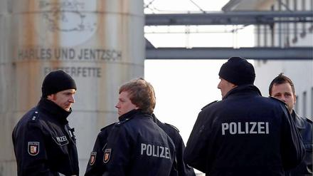 Polizisten bei einer Razzia des Futtermittelherstellers Harles und Jentzsch in Uetersen.