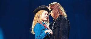 Das ist der Hammer. Jessy (Josephin Busch) und Udo (Serkan Kaya) in Thomas Brussigs Revue, inszeniert von Ulrich Waller. 