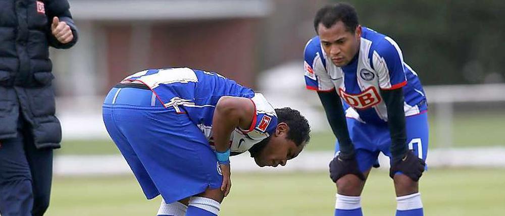 Ronny muss im Testspiel gegen Babelsberg verletzt aufhören, Sein Bruder Raffael ahnt nichts Gutes.