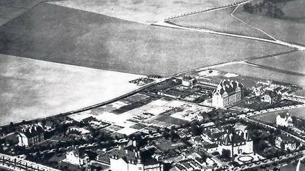 Deutsches Oxford. Auf dem Gelände der Domäne Dahlem, damals vor den Toren Berlins gelegen, wurden um 1910 die ersten Institute der Kaiser-Wilhelm-Gesellschaft errichtet. Die Luftaufnahme dokumentiert den Campus etwa um das Jahr 1918. 