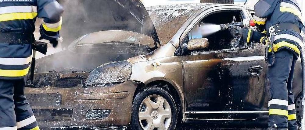 Mit sinkender Tendenz. Die meisten Autos wurden im Jahr 2009 angesteckt. Doch auch noch im vergangenen Jahr brannten viele Wagen – wie hier in Halensee – aus.