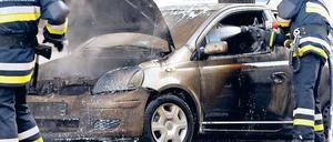 Mit sinkender Tendenz. Die meisten Autos wurden im Jahr 2009 angesteckt. Doch auch noch im vergangenen Jahr brannten viele Wagen – wie hier in Halensee – aus. 