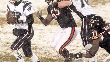 Finger weg. Sebastian Vollmer (Nummer 76) beschützt Quarterback Tom Brady. Foto: AFP