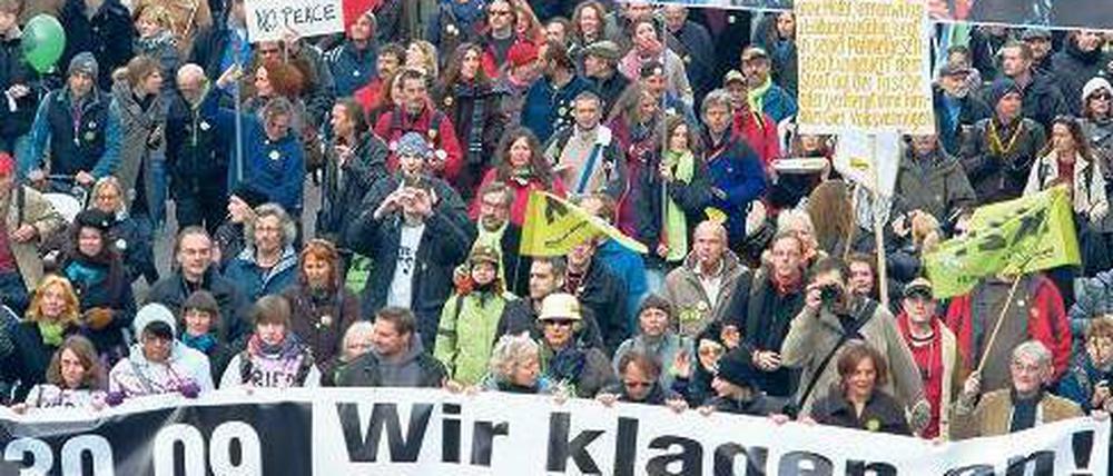 Online? Offline! Die Massenproteste gegen Stuttgart 21 sind im Internet mit organisiert worden. Die Motivation erfolgte aber auf anderen Wegen.Foto: Uwe Ansbach/dpa