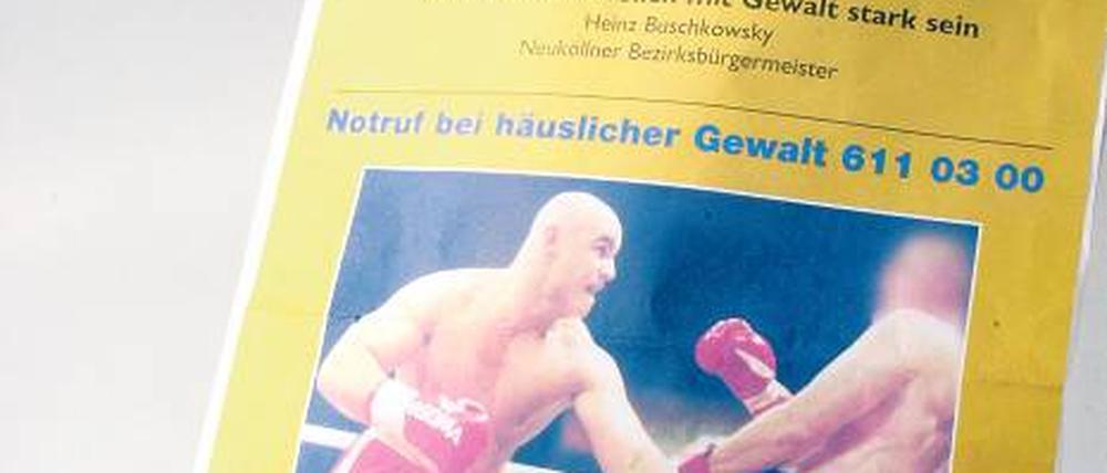 Prävention beim Bäcker. Mit einer Aufklärungskampagne auf Brötchentüten warben Senat, Verbände und Unternehmen gegen häusliche Gewalt.