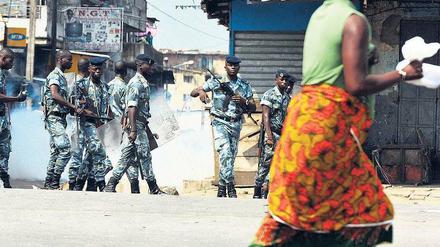 Blockiert. Seit Wochen kommt es in Abidjan zu Zusammenstößen. 
