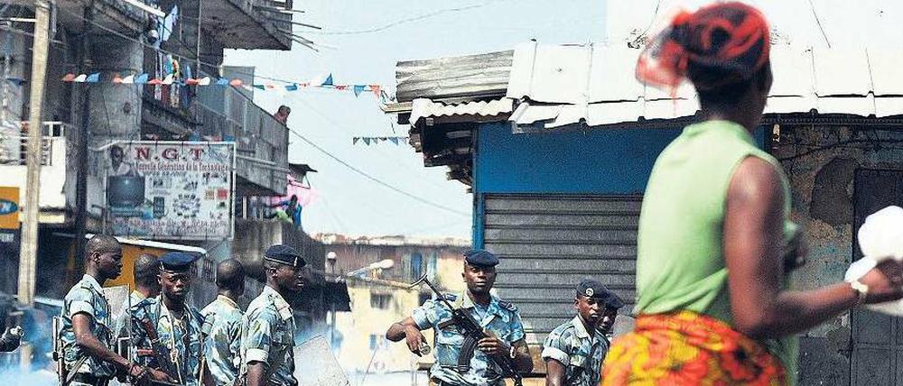 Blockiert. Seit Wochen kommt es in Abidjan zu Zusammenstößen. 