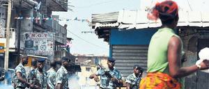 Blockiert. Seit Wochen kommt es in Abidjan zu Zusammenstößen. 