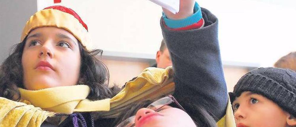 Singen und sammeln. Die Sternsinger der St. Bonifatius Gemeinde zu Besuch im Pflegehaus Kreuzberg. 
