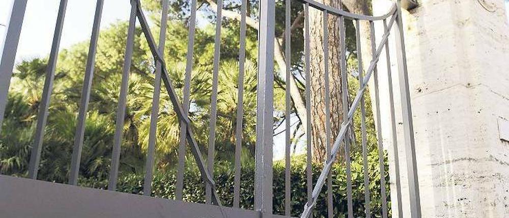 Schreck. Italienische Polizisten vor der Schweizer Botschaft, in der ein 53-jähriger Mitarbeiter bei der Explosion der Briefbombe schwer verletzt wurde. Foto: dpa