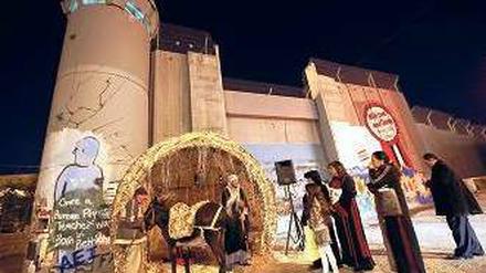 Bedrückt. Direkt an der Mauer in Jesus’ Geburtsstadt führen Christen das Krippenspiel auf. Foto: dpa