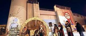 Bedrückt. Direkt an der Mauer in Jesus’ Geburtsstadt führen Christen das Krippenspiel auf. Foto: dpa