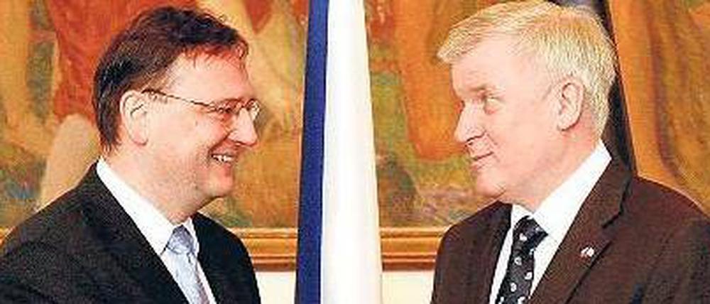 Diplomatischer Durchbruch. Tschechiens Regierungschef Necas (links) und der bayerische Ministerpräsident Seehofer vor ihrem Gespräch in Prag.