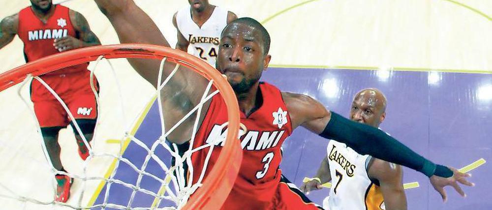 Geschenke vom Mann in Rot. Dwyane Wade und die Miami Heat hatten wenig Probleme mit dem Titelverteidiger. Foto: Reuters