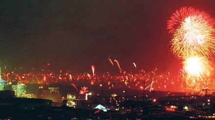 Na denn – auf ein Neues. Silvester rückt immer näher. Und zu lange warten sollte man auch nicht bei der Planung, denn für viele Partys gibt es nur noch Restkarten. Foto: dapd
