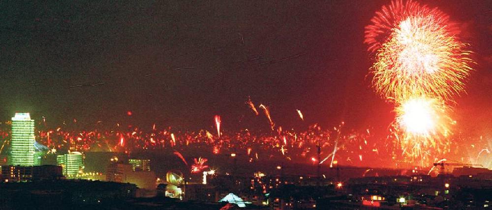 Na denn – auf ein Neues. Silvester rückt immer näher. Und zu lange warten sollte man auch nicht bei der Planung, denn für viele Partys gibt es nur noch Restkarten. Foto: dapd