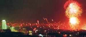 Na denn – auf ein Neues. Silvester rückt immer näher. Und zu lange warten sollte man auch nicht bei der Planung, denn für viele Partys gibt es nur noch Restkarten. Foto: dapd