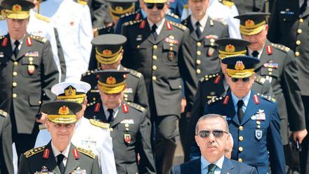 Klare Rangordnung. Der türkische Regierungschef Erdogan (vorne rechts) und Offiziere im vergangenen August in Ankara. 