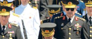 Klare Rangordnung. Der türkische Regierungschef Erdogan (vorne rechts) und Offiziere im vergangenen August in Ankara. 