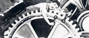 Im Räderwerk. Der Mensch als Knecht der Uhr – persifliert 1936 von Charlie Chaplin in „Moderne Zeiten“. Foto: p-a/Mary Evans Pi