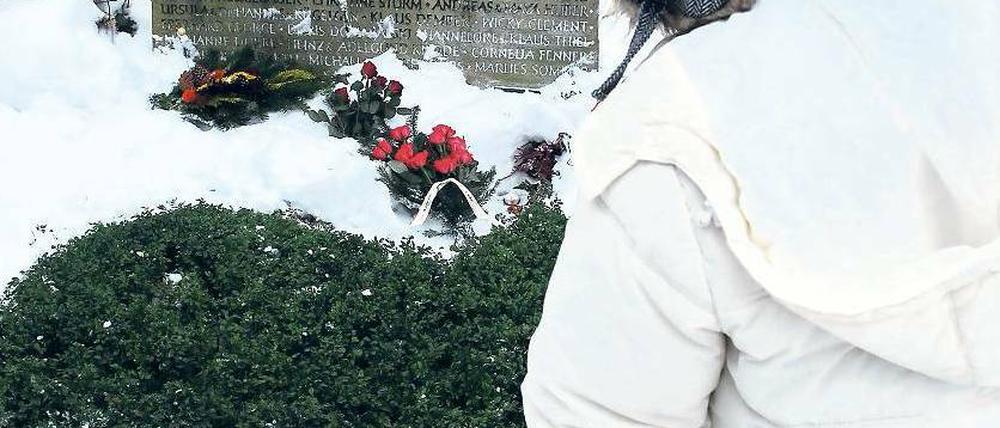 Stilles Erinnern. Die Stele in Tempelhof ist geformt wie eine Welle. Als jetzt kurzzeitig die Tsunami-Warnung für den Pazifik kam, durchfuhr es viele Menschen. 