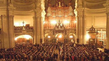 Volles Haus. Auch der Dom wird an diesem Heiligabend wieder gefüllt sein. Der evangelische Landesbischof Markus Dröge predigt dort an diesem Freitag um 14.30 Uhr. Foto: Ullstein/Drescher