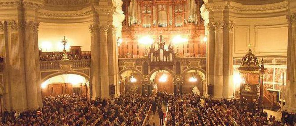 Volles Haus. Auch der Dom wird an diesem Heiligabend wieder gefüllt sein. Der evangelische Landesbischof Markus Dröge predigt dort an diesem Freitag um 14.30 Uhr. Foto: Ullstein/Drescher