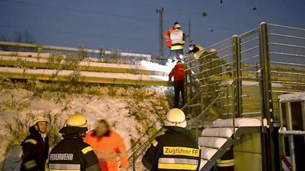 Feuerwehrleute an der Unglücksstelle.