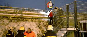 Feuerwehrleute an der Unglücksstelle.