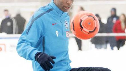 Zurück im Schnee. Adrian Ramos kam pünktlich in Berlin an. 