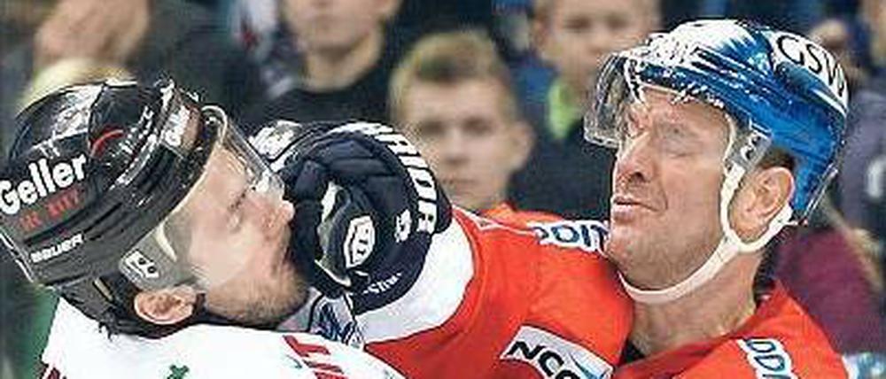 Im Boxen besser. Aber leider wurden die Punkte fürs Eishockeyspielen vergeben und da gab es für Eisbär Pederson (r.) nur einen, zwei dagegen für Kölns Ciernik (l.).