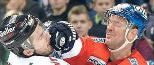 Im Boxen besser. Aber leider wurden die Punkte fürs Eishockeyspielen vergeben und da gab es für Eisbär Pederson (r.) nur einen, zwei dagegen für Kölns Ciernik (l.).