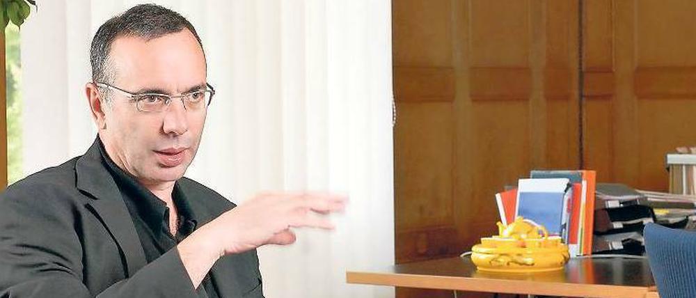 Hand drauf. Wirtschaftssenator Harald Wolf (Linke) würde zwar gern die Wasserbetriebe zurückkaufen, aber nicht um jeden Preis. 