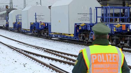 Seit Mittwochnachmittag befindet sich der Castortransport auf deutschem Boden. Das Bild zeigt den Zug bei der Einfahrt in den Saarbrücker Hauptbahnhof.