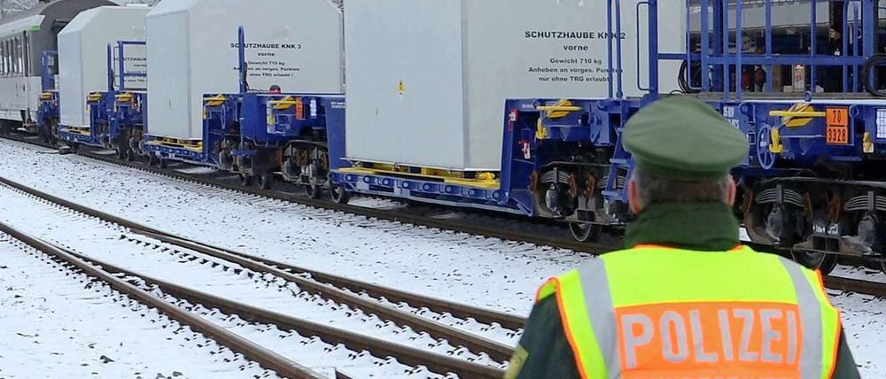 Seit Mittwochnachmittag befindet sich der Castortransport auf deutschem Boden. Das Bild zeigt den Zug bei der Einfahrt in den Saarbrücker Hauptbahnhof.