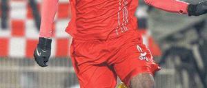 Elegant, und am Ende auch erfolgreich spielte der 1. FC Union, wie hier mit John Mosquera. Am Ende langte es zu einem 3:1-Sieg gegen den Karlsruher SC. Foto: dpa