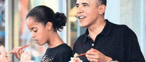 Bilder einer unbekümmerten Familie. Der Präsident und seine Tochter Malia. Eine Freundin will ihr Eis probieren.