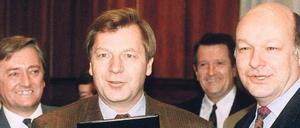 Mit Handschlag. Eberhard Diepgen (CDU) und Walter Momper (SPD) einigten sich vor 20 Jahren auf die Bildung einer großen Koalition. Am 24. Januar 1991 wählte das Abgeordnetenhaus Diepgen zum Regierenden Bürgermeister des wiedervereinigten Berlins.