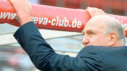 Das große Rutschen in Wolfsburg hat längst auch Dieter Hoeneß erfasst. Seine Bilanz ist besorgniserregend. Foto: dpa