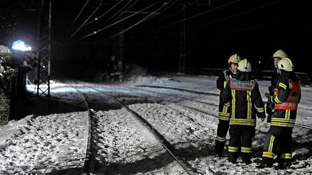 In Köln sind zwei Arbeiter bei Enteisungsarbeiten an einer Weiche von einer Regionalbahn erfasst und getötet worden.