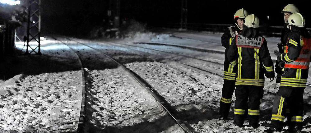 In Köln sind zwei Arbeiter bei Enteisungsarbeiten an einer Weiche von einer Regionalbahn erfasst und getötet worden.