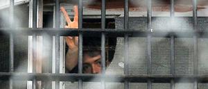 Viele, die gegen den Ablauf der jüngsten Wahlen in Weißrussland protestierten, wurden eingesperrt - wie dieser Mann in Minsk.