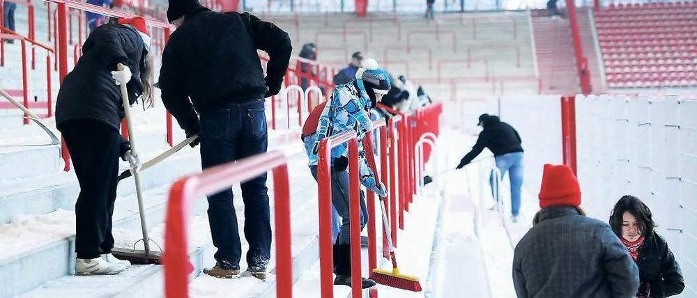 Union schaufelt sich frei. Über 400 Freiwillige befreiten am Sonntag die Alte Försterei von Schnee und Eis. Auch heute muss wieder geschippt werden. Foto: Matthias Koch