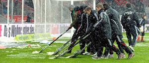 Irgendwie irrsinnig: Während im Sommer der Spielbetrieb ruht, wird die Winterpause im Fußball immer kürzer. Mit entsprechend eisigen Folgen.