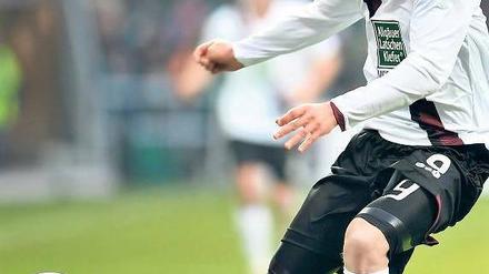 Über Stock und Bein. Srdjan Lakic setzte sich auch gegen Bremen durch. Foto: dpa