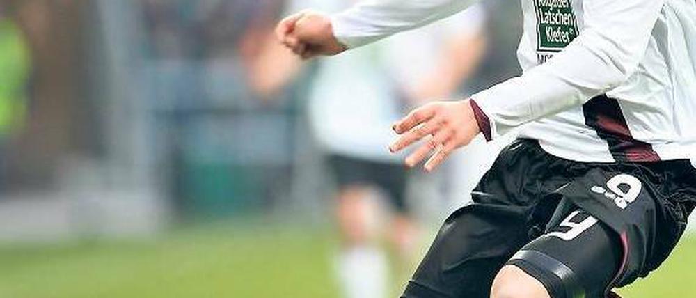 Über Stock und Bein. Srdjan Lakic setzte sich auch gegen Bremen durch. Foto: dpa