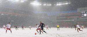 Weiß auf grün. Der Schnee deckte das Spielfeld in Leverkusen am vierten Advent völlig zu. Foto: Reuters