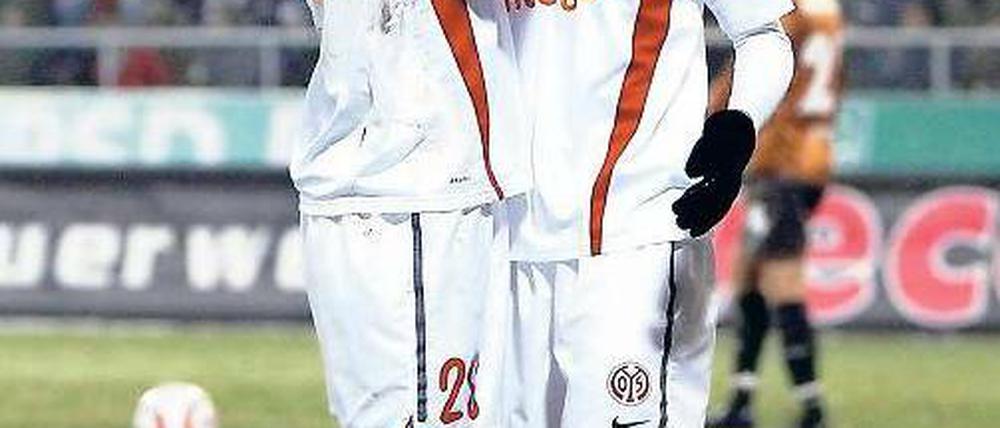 Mainzer Intimitäten. Die Torschützen Szalai (l.) und Schürrle herzen sich. Foto: Reuters