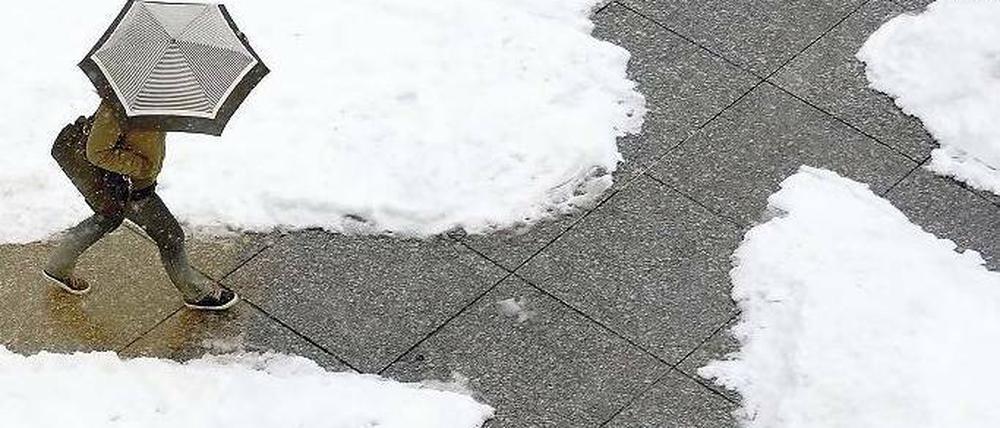 Orientierungshilfe. Der Finanzminister verspricht mehr Transparenz für Anleger. Foto: dpa