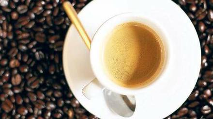 Mehr drin als drin ist. Für die Produktion einer Tasse Kaffee werden bis zu 140 Liter Wasser benötigt, für einen Rindfleisch-Hamburger sogar 2400 Liter. Umweltverbände raten dazu, den Fleischverbrauch zu reduzieren. Foto: ddp